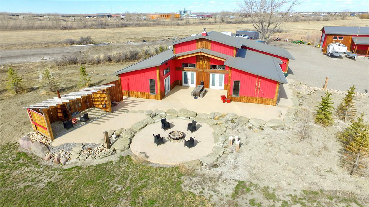 I9 Bright Red Walls I9 Sage Roof 05