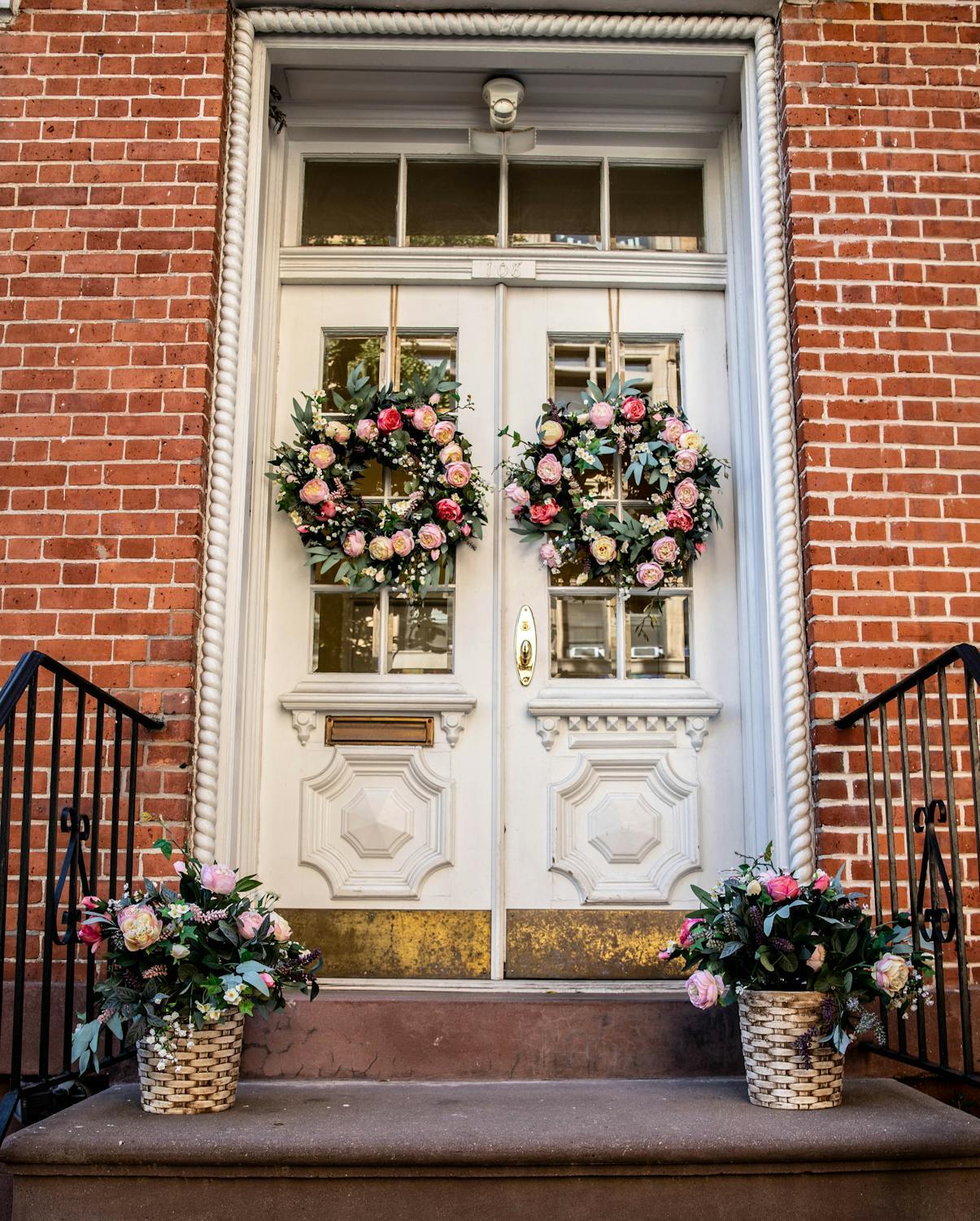 Free Photo Of Elegant Floral Entrance In New York Townhouse