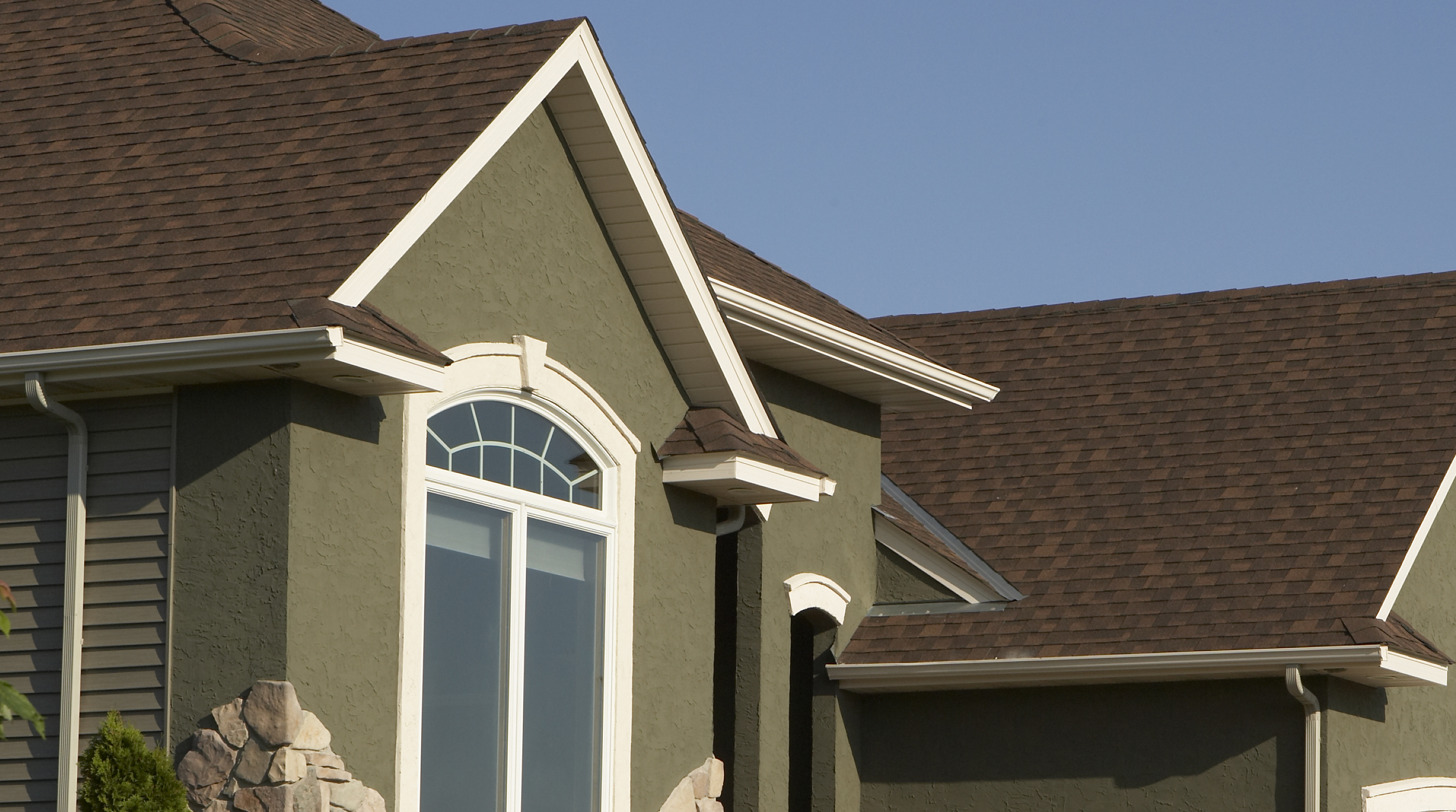 Features Rollex's Soffit in Snowmist with Green Stucco